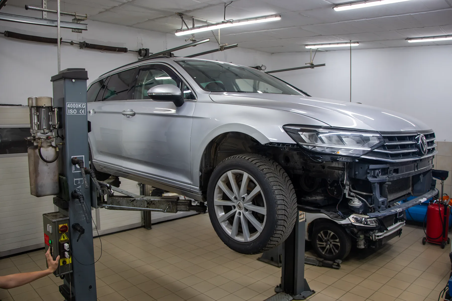 Vůz na zvedáku připravený na karosářské práce autoservis ČB