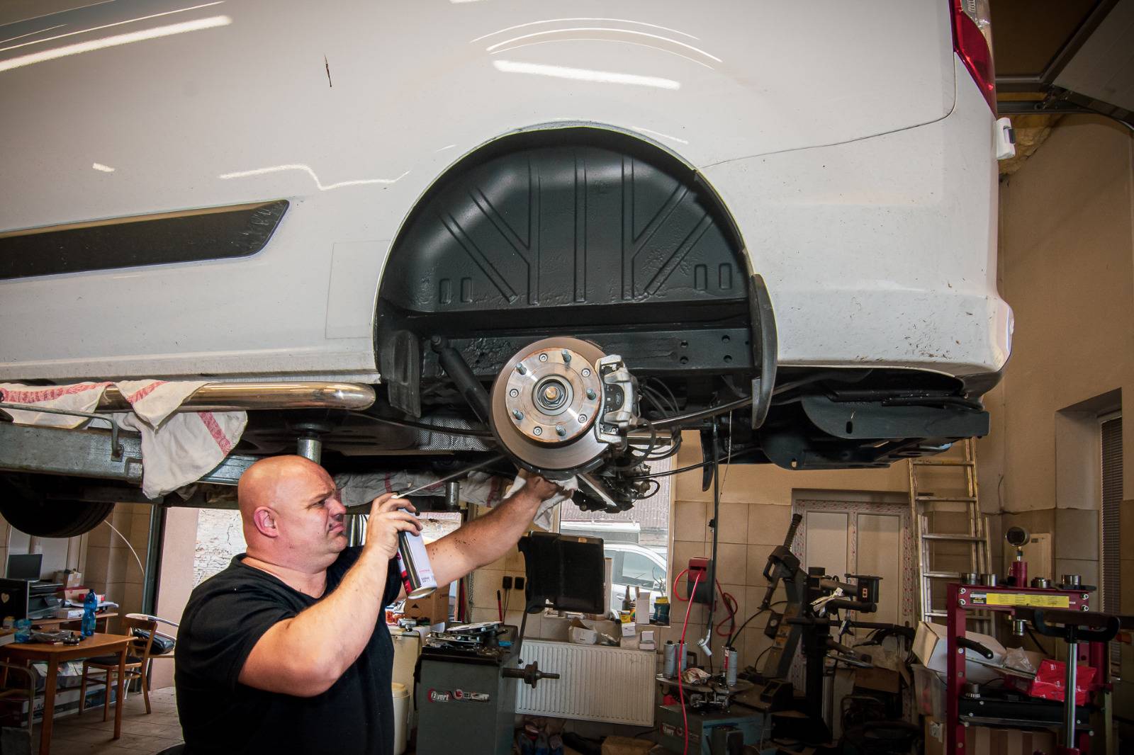 Antikorozní nástřik podvozku po pískování — AutoHaklak České Budějovice