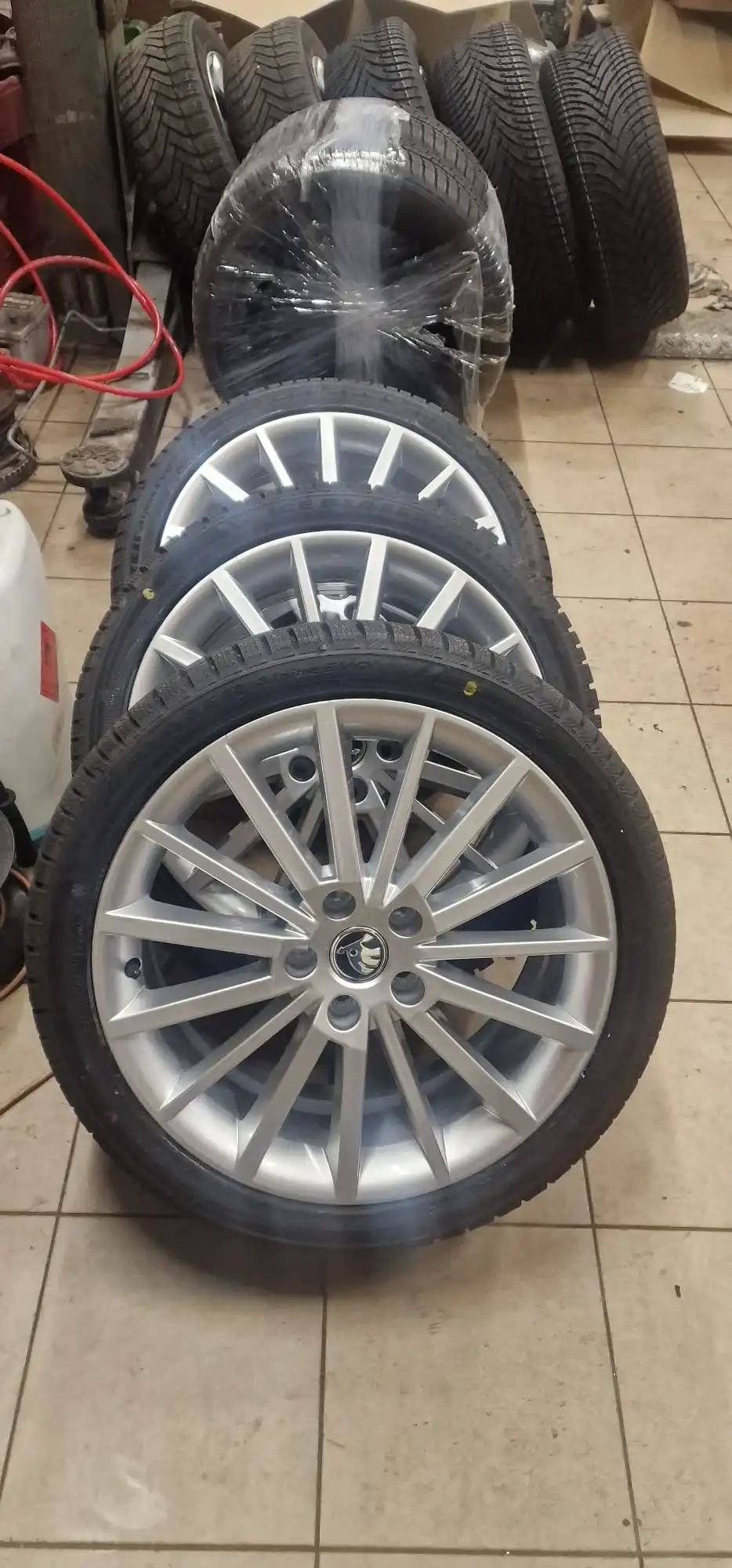 Přezouvání pneumatik a alu kola — pneuservis AutoHaklak České Budějovice